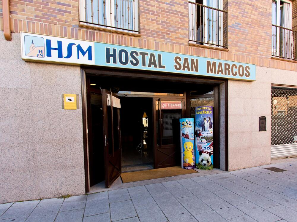 Fachada del Hostal San Marcos al atardecer